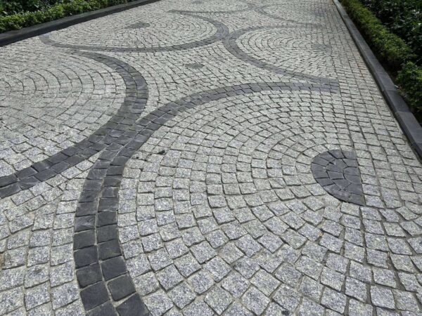 Đá cubic trắng muối tiêu lát sân