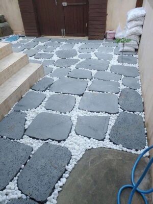 Đá rối tổ ong xám quay cạnh lát sân