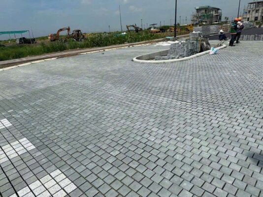 đá lát sân chống trơn